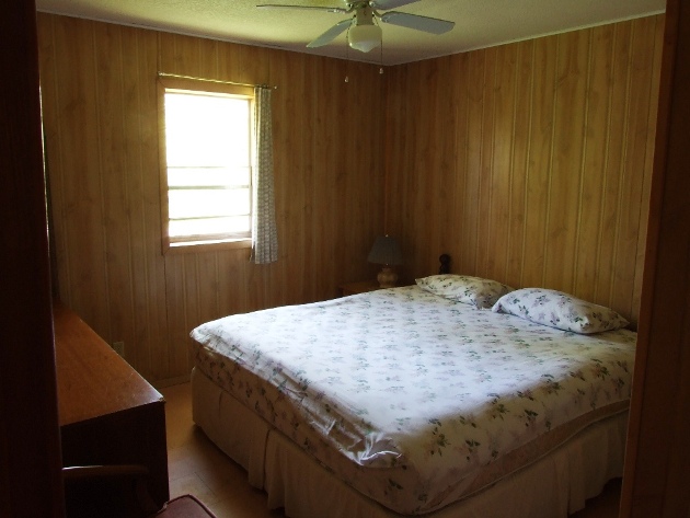 Cottage #7, king bedroom